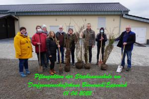 Pflanzaktion am DGH zusammen mi t der Stephanusschule Bürvenich 01.04.2022